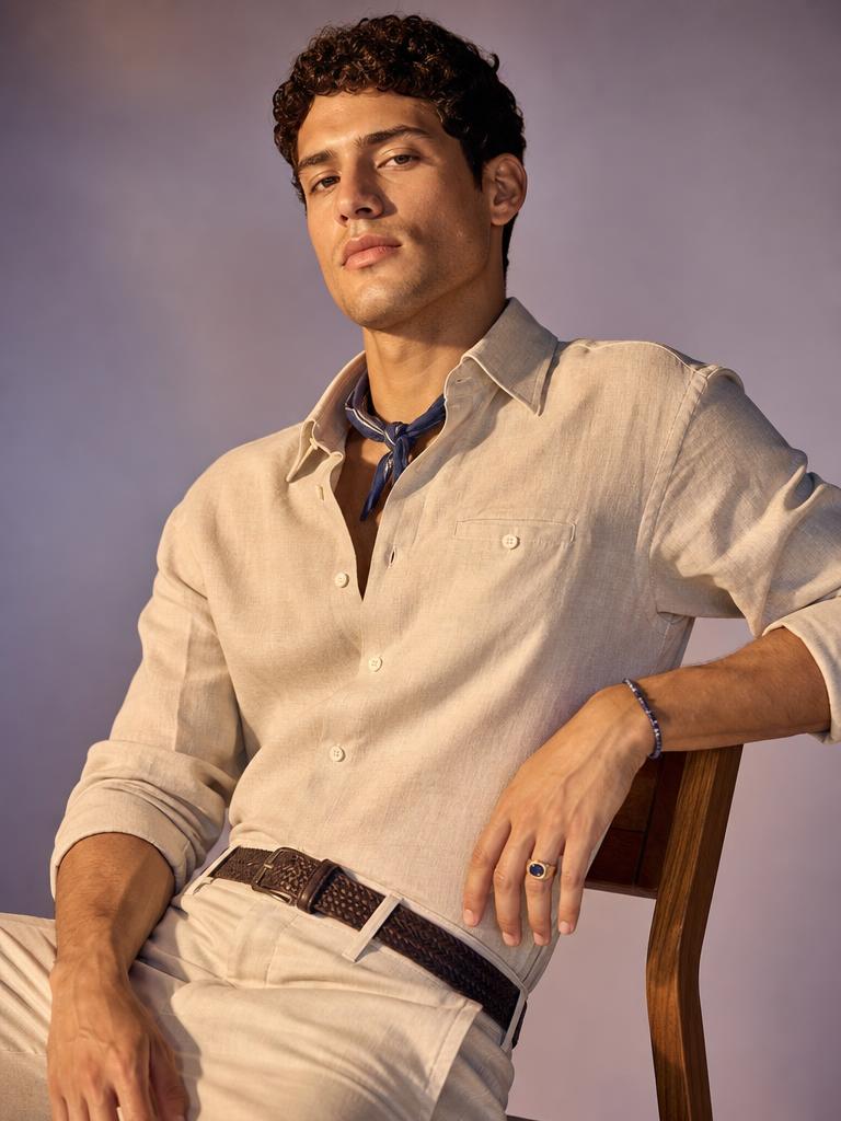 Modelo masculino em ensaio gerado pela Styvo